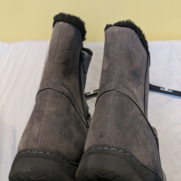 NIB Journee Collection Grey Boots - Picture 2 of 3